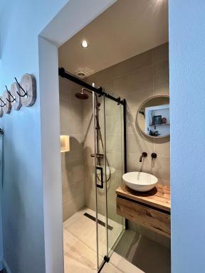Beachfront Tiny House in center Aalsmeer I Close to Schiphol & Amsterdam - Housity