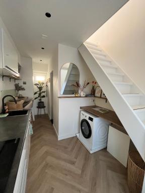 Beachfront Tiny House in center Aalsmeer I Close to Schiphol & Amsterdam - Housity