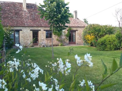 Charmante Maison de Campagne avec Jardin Clôturé, Cheminée et Wi-Fi Proche de la Dordogne - FR-1-616-150 - Housity