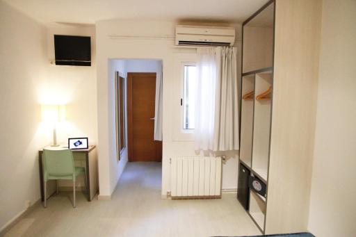 Parrots Sitges Hotel - Housity