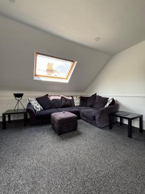 Pristine 2 bedroom apartment with off street parking - Housity