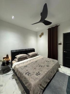 Stylish Balinimo Guest room - King Bed, Free Netflix, Prime & Wi-Fi Near Bukit Mertajam - Housity