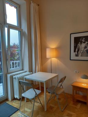 WOLKE, Apartment oder Doppelzimmer, Zentrum, am Fluss, Parkplatz - Housity