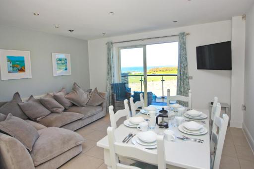 BY THE BEACH, The Quies, Beach House - Housity