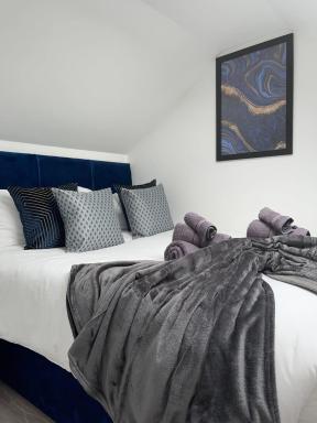 Trinity Apartments - 2 Bed Apartment - sleeps 6 - Spacious - Modern - 30 Seconds from High Street - Housity