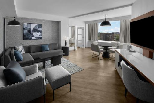 Crystal City Marriott at Reagan National Airport - Housity