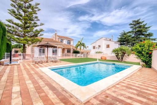 Family Villa in Benifayó with Year-Round Private Pool - Housity