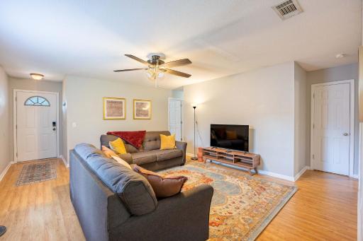 Charming Gray Home- 5 mins from GSU! - Housity