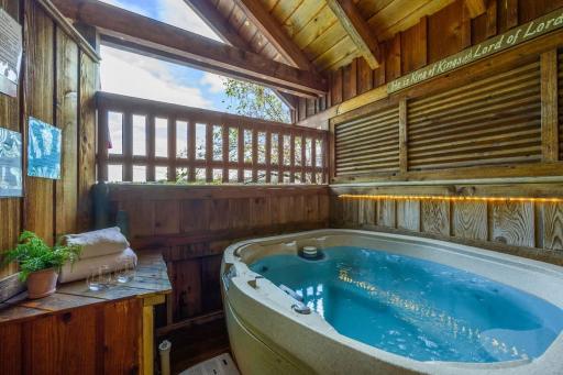 Cozy Studio Log Cabin in the heart of Pigeon Forge. Hot Tub. Honeymoon! Sleeps 2 - Housity