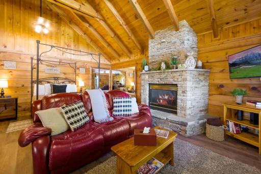 Cozy Studio Log Cabin in the heart of Pigeon Forge. Hot Tub. Honeymoon! Sleeps 2 - Housity