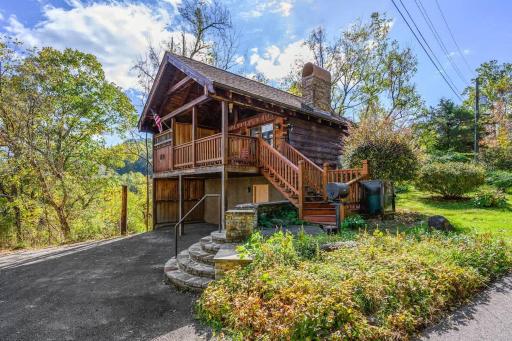 Cozy Studio Log Cabin in the heart of Pigeon Forge. Hot Tub. Honeymoon! Sleeps 2 - Housity