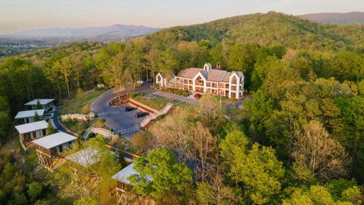 Iris Inn and Cabins - Housity