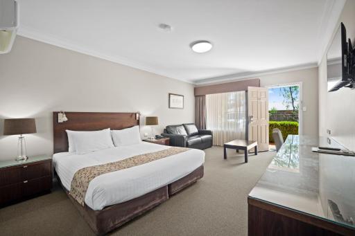 Carlyle Suites & Apartments - Housity