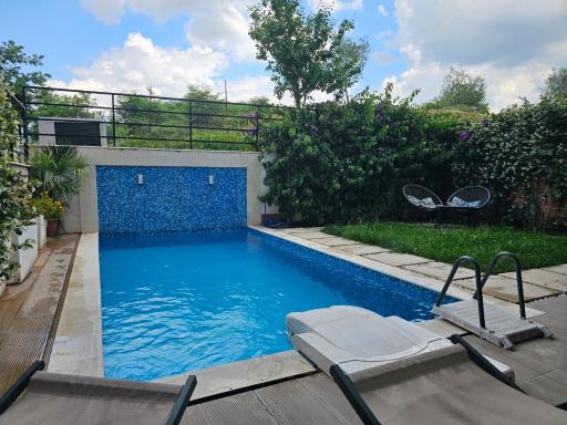 Stylish two bedroom house with private pool - Housity