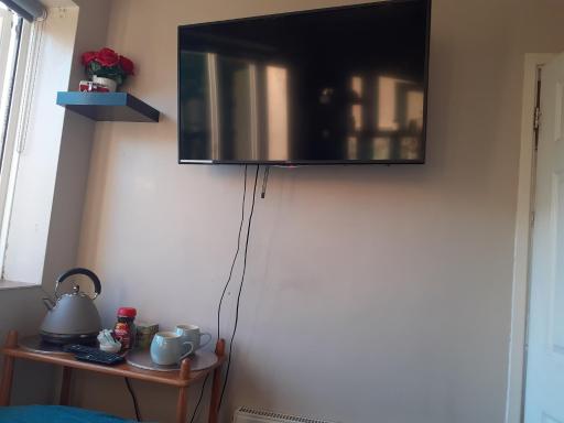 Double bedroom sleeps 1 or 2 with back garden view - Housity
