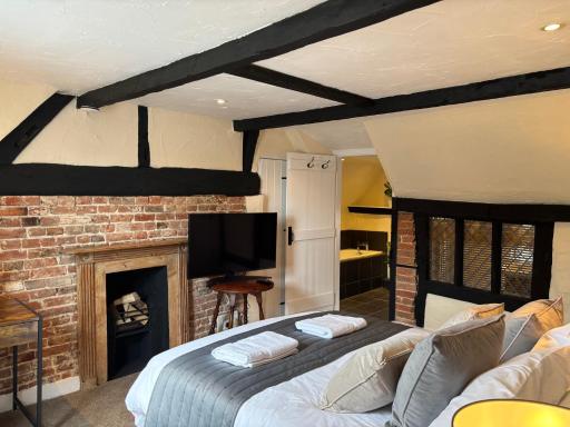 The Half Moon Inn - Housity