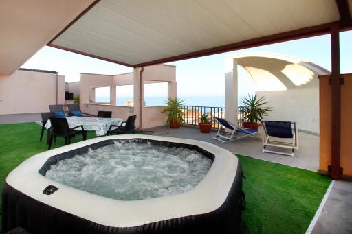 Attico vista mare con terrazza e spa riscaldata - Housity