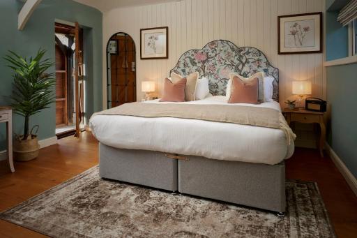The White Horse - Housity