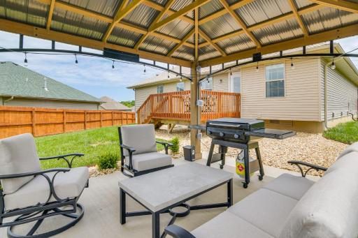 Ozark Home Pool Access, Deck and Fenced Yard - Housity