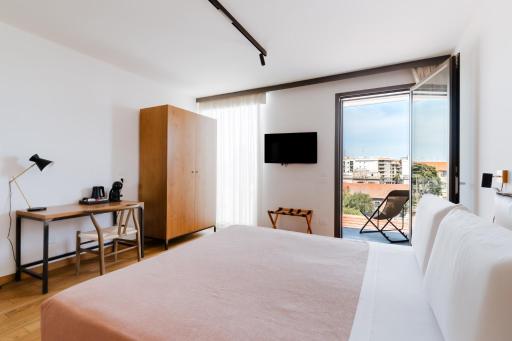 Glass House - Smart Rooms & Parking - Hizvo