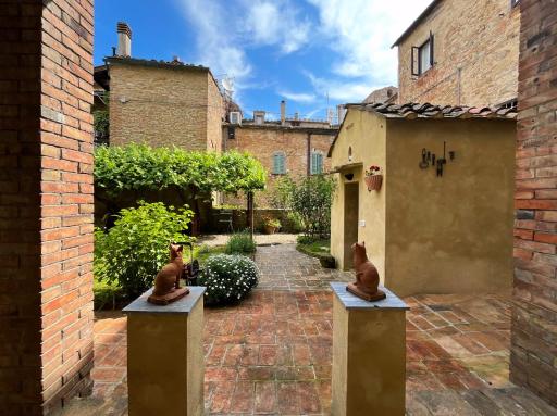 Il Cantuccio di Vittorio - Apartment with private garden in the Heart of Volterra - Housity