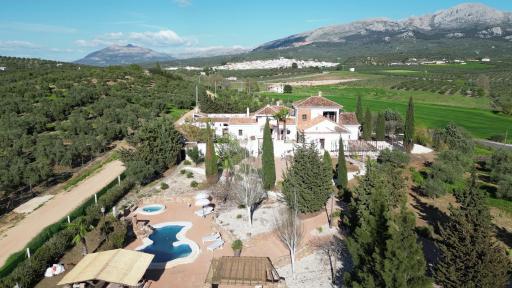 Finca Paradis, Pool, Jacuzzi, Gym and Sauna just 30 minutes from Malaga! - Housity