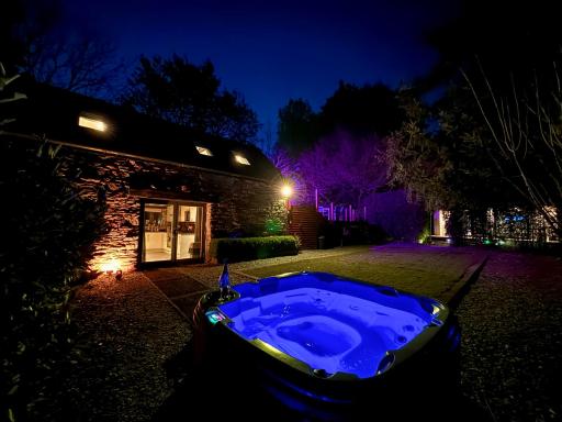 Sunridge Fishing Lodge with Hot Tub & Giant Cinema - Housity