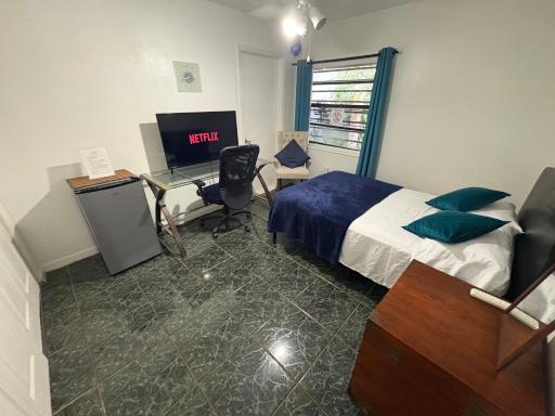 SNUG MINIMALIST FULL BED NEAR DOLPHIN MALL/FIU - Housity