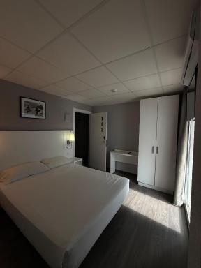 Hostal B and B Benidorm - Housity