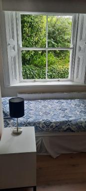 Lovely 2 Bed Garden Level Apartment Blackrock - Housity