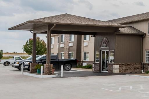 Super 8 by Wyndham Gardner - Housity