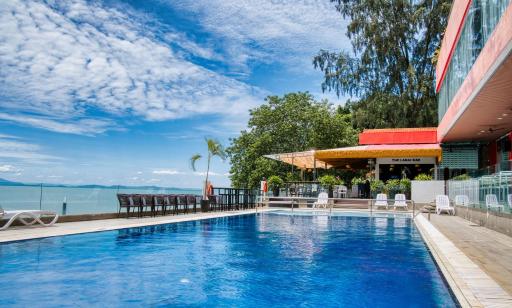 Hotel Sentral Seaview @ Beachfront - Housity