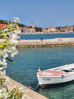 Apartments Valentina Tisno - Housity