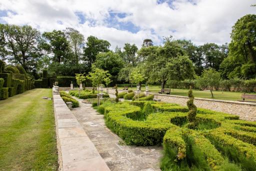 Weston Manor Hotel - Housity