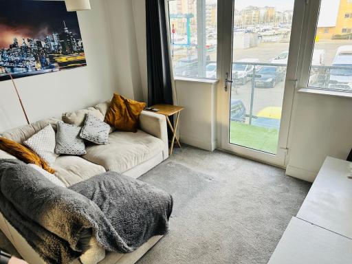 Stylish Marina Apartment with Stunning Views - Housity