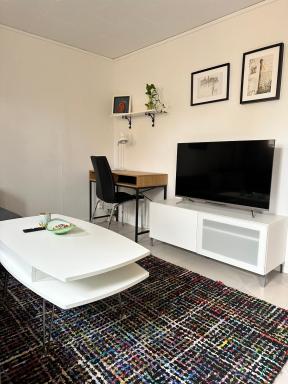 Sval källarlägenhet på natur- och havsnära Stensö - Housity