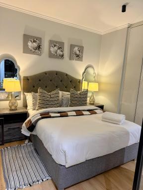 Ellipse Waterfall Luxury Sapphire - Housity