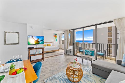 Cozy Ocean View Escape, 1 Block to Beach with Free Parking - Housity