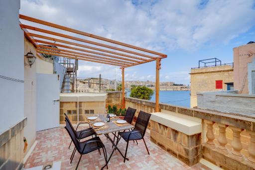 Traditional Maltese Townhouse, Roof Terrace and Views - Housity
