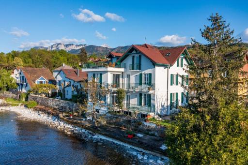 La Villa du Lac - Appartements de vacances - Les pieds dans l'eau - Housity