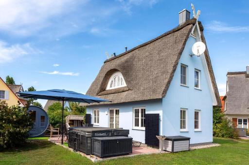 Urlaub Im Reethaus Delphin Mit Whirlpool Und Sauna - Housity