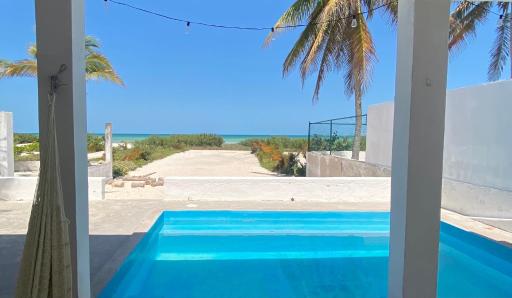 Beachfront house with pool - Housity