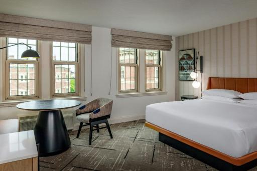 Sheraton Commander Hotel - Housity