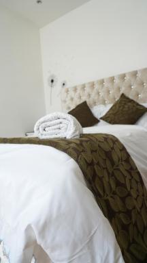 Lux Apartment in Gatwick - Housity