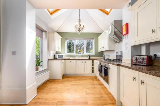 Spacious 6 Bed Home in Central Bedford w Parking - Housity