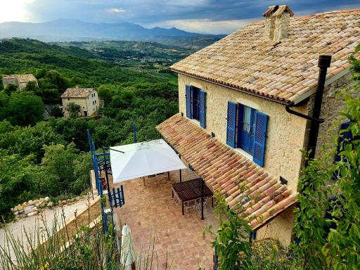La casa dalle finestre blu - Housity