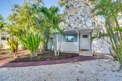 Indian Rocks Beach Retreat, Walk to Gulf & Beaches - Housity