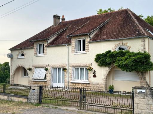 Lac De Lumiere. Relax with rural lakeside living - Housity