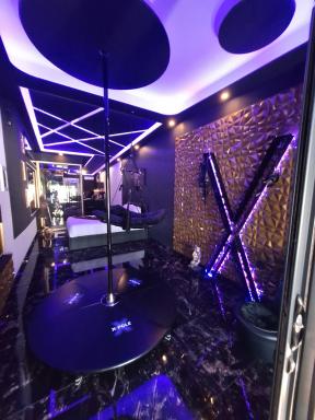 love room mes petits secrets miniac morvan avec jacuzzi privatif - Housity