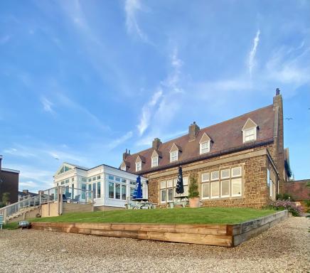 The Golden Lion Hotel - Housity